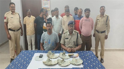 *11 जुआरियों से 2 लाख 23 हजार नकद व दो कार जब्त*