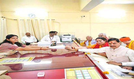 *अमेठी से स्मृति ईरानी ने भरा पर्चा*