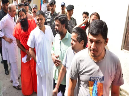 *बाबा रामदेव ने हरिद्वार में वोट डाला*