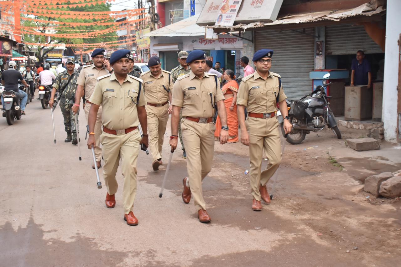 *दुर्ग पुलिस के द्वारा लगातार क्षेत्र में फ्लैग मार्च किया जा रहा है,सैफिया क़ुरैशी की रिपोर्ट*