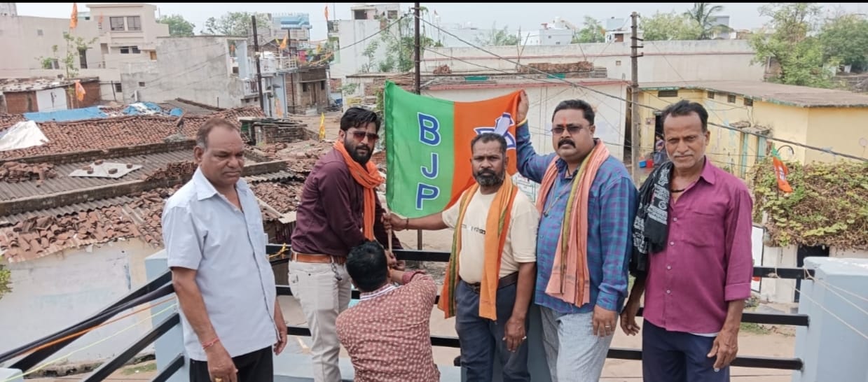 *दुर्ग,विजय पताका अभियान के तहत भाजपा कार्यकर्ताओ ने लगाया अपने घरों में कमल का झंडा प्रत्याशी विजय बघेल सहित बड़े नेताओं ने भी लगाया ध्वज…सैफिया क़ुरैशी की रिपोर्ट*