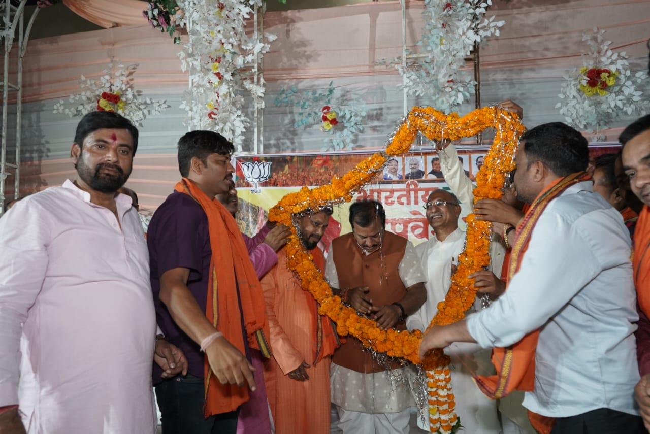*भिलाई,कांग्रेस नेता विजय साहू अपने सैकड़ो समर्थकों के साथ भाजपा में हुए शामिल,सैफिया क़ुरैशी की रिपोर्ट*