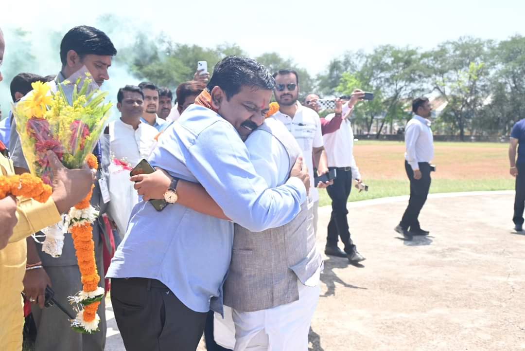 *कवर्धा,छत्तीसगढ़ प्रदेश चुनाव प्रभारी नितिन नवीन,कैबिनेट मंत्री ओपी चौधरी,संजय श्रीवास्तव का उपमुख्यमंत्री विजय शर्मा ने कार्यकर्ताओं के आत्मीय स्वागत किया,दुखहरण सिंह ठाकुर की रिपोर्ट*