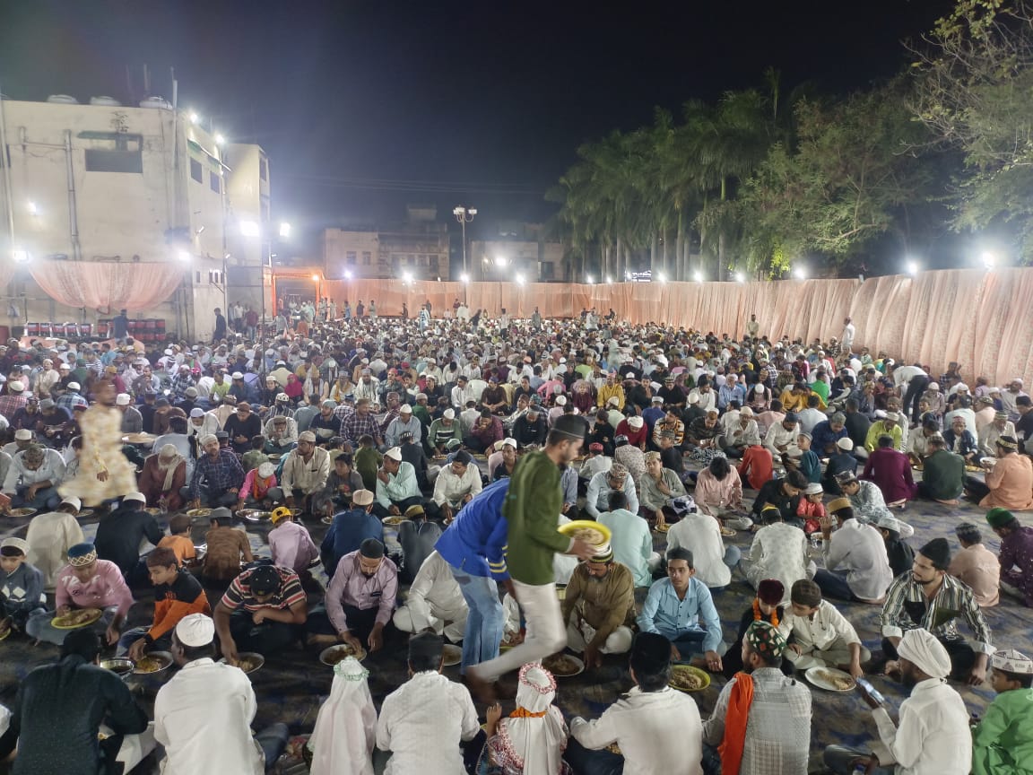 *रायपुर, हुसैनी सेना के शाही रोजा इफतार में हजारों रोजेदार व समाज प्रमुख हुए शामिल,रोजा रखने वाले नन्हे बच्चों का हुआ इस्तकबाल*