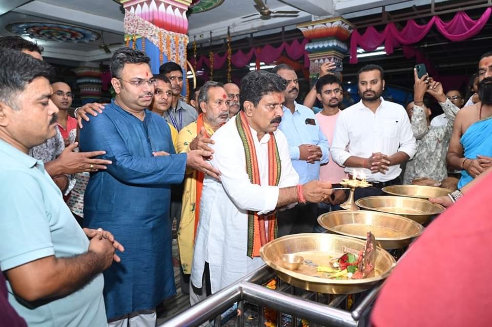 *कवर्धा,डिप्टी सीएम विजय शर्मा ने श्रीराम जी की मंत्रोचार के साथ किया पूजा प्रदेश की खुशहाली के लिए किया प्रार्थना,दुखहरण सिंह ठाकुर की रिपोर्ट*