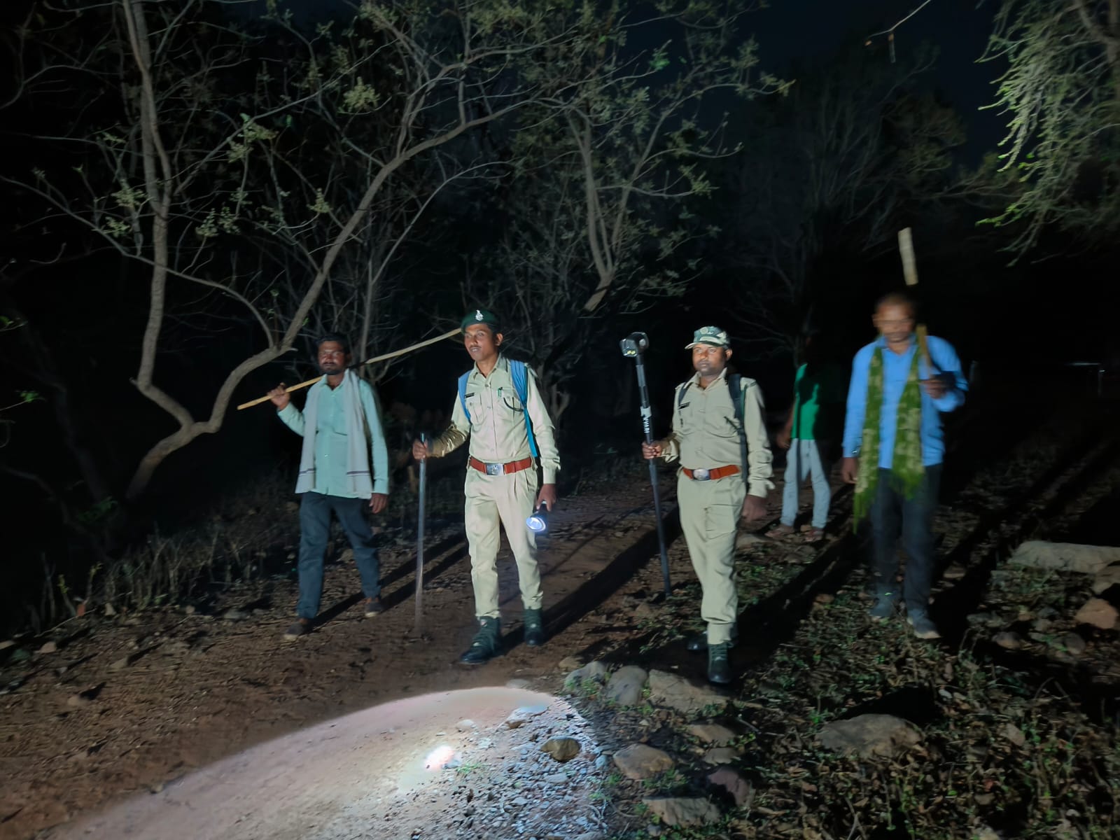 *कवर्धा,डी एफ ओ शशि कुमार के प्रयास से गस्ती दल को मिला हेंडलेंप ,जंगल जूते व स्मार्ट स्टिक,दुखहरण सिंह ठाकुर की रिपोर्ट*