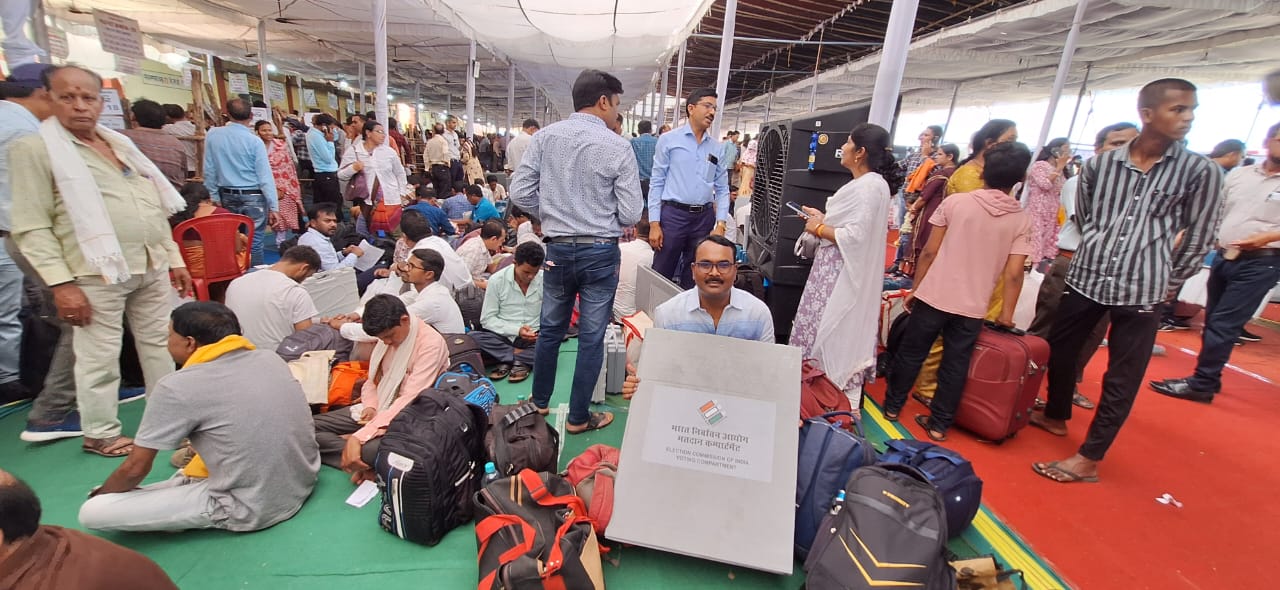 *लोकसभा चुनाव कल,मतदान दल को किया जा रहा वितरण समाग्री वितरण,दुखहरण सिंह ठाकुर की रिपोर्ट*