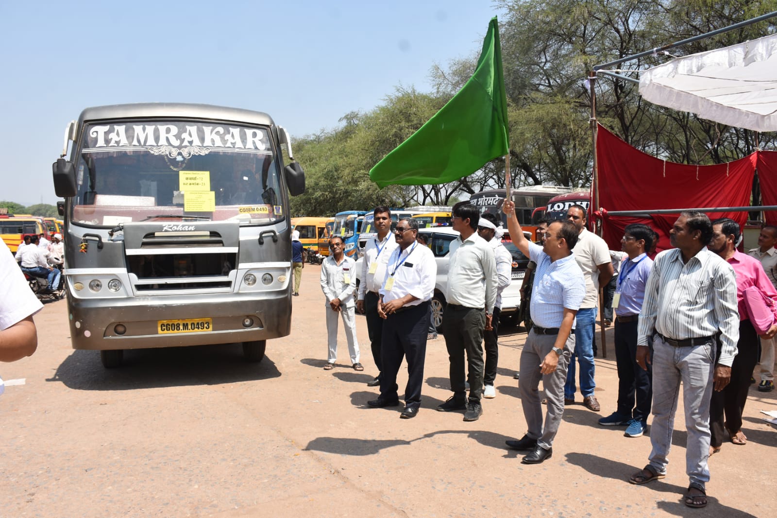 *कवर्धा,कलेक्टर एवं जिला दंडाधिकारी जनमेजय महोबे ने हरी झंडी दिखाकर मतदान दल को किया रावाना,दुखहरण सिंह ठाकुर की रिपोर्ट*