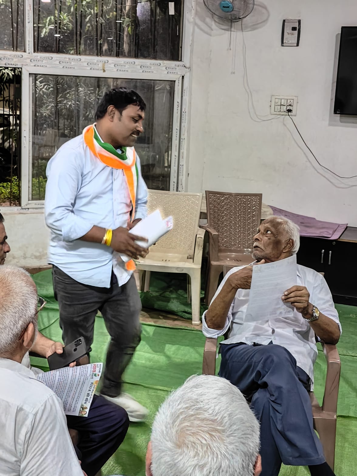 *रायपुर लोकसभा कांग्रेस प्रत्याशी विकास उपाध्याय को जीताने पं. सुन्दर लाल शर्मा वार्ड क्र.42 अंतर्गत डोर-टू-डोर कांग्रेसियों ने की वोट की अपील*