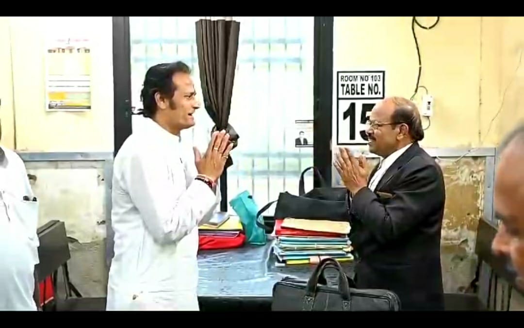 *रायपुर लोकसभा प्रत्याशी विकास उपाध्याय ने कोर्ट परिसर में वकीलों से की मुलाकात।*