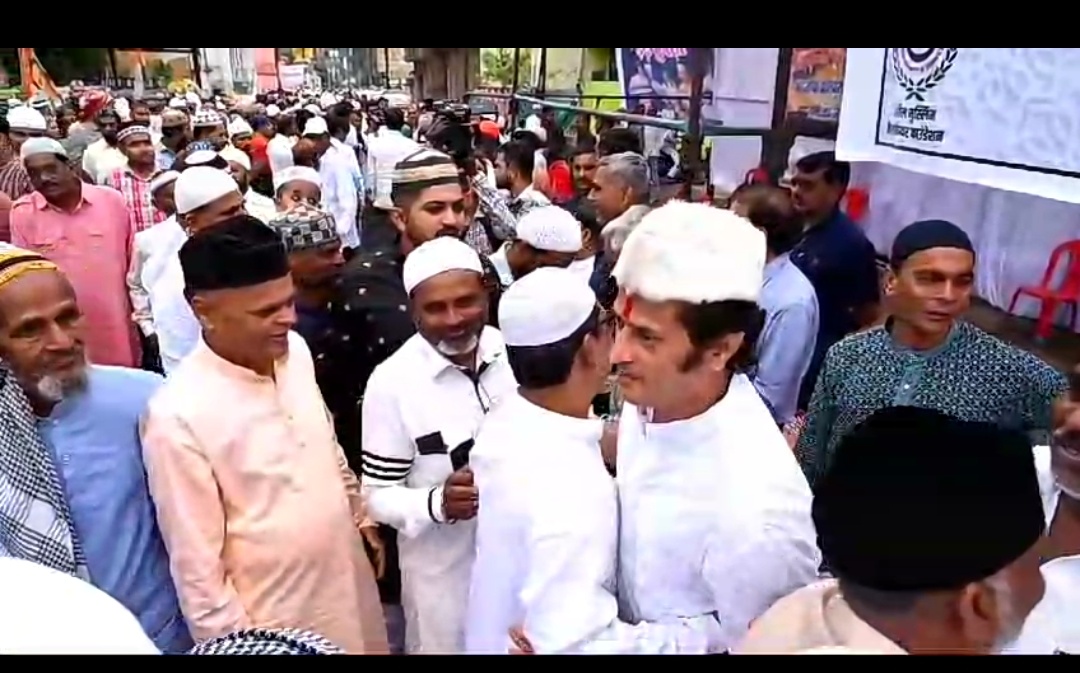 *रायपुर ईदगाह पहुँचे रायपुर लोकसभा प्रत्याशी विकास उपाध्याय नमाजियों से मिलकर दी ईद की शुभकामनाएं सियासत दर्पण न्यूज की खबर…..*