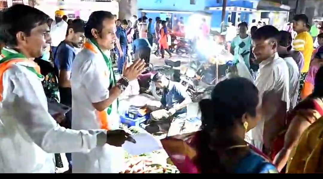 *रायपुर,आम जनता ने विकास उपाध्याय की कड़ी मेहनत की सराहना की और कहा कि पहली बार हम लोकसभा प्रत्याशी को घर-घर पहुंचते देख रहे हैं,,,,*