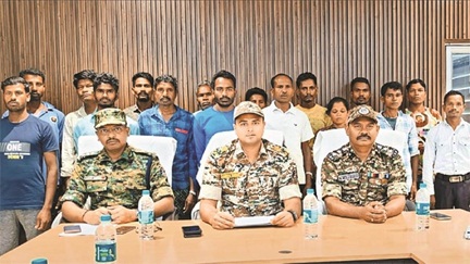 *16 लाख के पांच इनामी सहित 16 नक्सलियों ने किया सरेंडर*