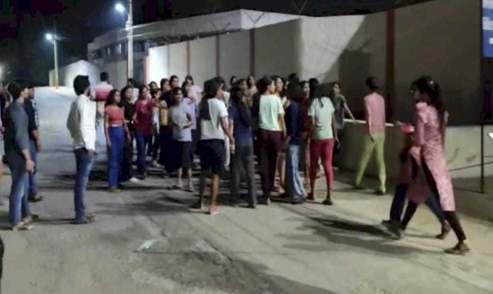 *हॉस्टल में आधी रात को मचा बवाल : छात्राओं ने जमकर किया हंगामा, हॉस्टल का गेट तोड़कर यूनिवर्सिटी प्रबंधन के खिलाफ किया प्रदर्शन, जानिए पूरा मामला,डॉ, शाजिया अली की रिपोर्ट* ,,,,