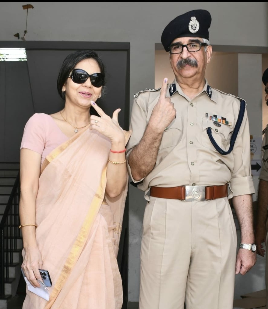 *रायपुर,डीजीपी श्री अशोक जुनेजा ने आनंद नगर सोसायटी मतदान केंद्र में किया मतदान*