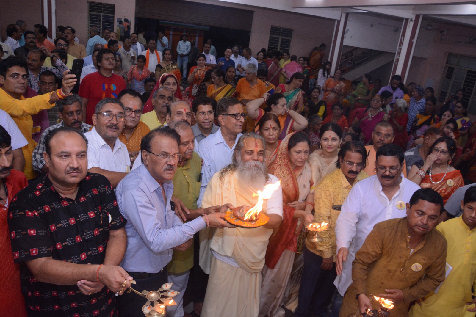 *रायपुर,भगवान परशुराम जन्मोत्सव पर 1100 दीपों से महाआरती एवं विप्र समाजसेवी का सम्मान