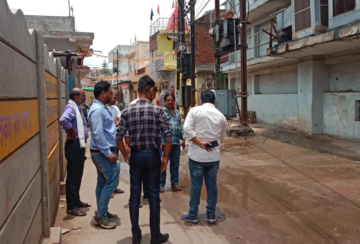 *सुमीत बाजार के संचालक को सड़क पर बेवजह पानी बहाना पड़ा महँगा,भरना पड़ा नगर निगम को 2 हज़ार का जुर्माना,सैफिया कुरैशी की रिपोर्ट*