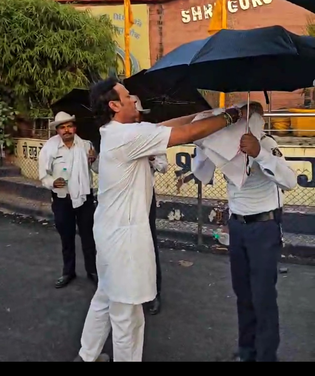 *रायपुर,प्रतिवर्ष की तरह इस वर्ष भी विकास उपाध्याय,अलग अलग चौक चौराहों पर जाकर यातायात पुलिस के जवानों को छाता,गमछा और पानी की बोतल वितरण किया*