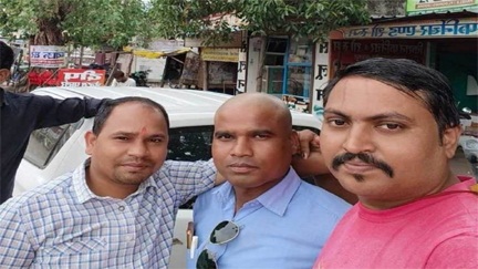 *कांग्रेस नेता देवेंद्र यादव चुनाव हारे, समर्थक ने मुड़ाया सिर*