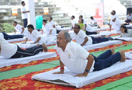*अंतर्राष्ट्रीय योग दिवस पर दिखा खासा उत्साह, सभी वर्ग के लोगों के किया योगाभ्यास*