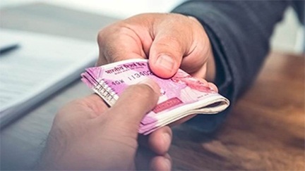 *रिश्वत लेते कैमरे में कैद हुई महिला पटवारी, मचा हड़कंप, SDM ने दिए जांच के आदेश*