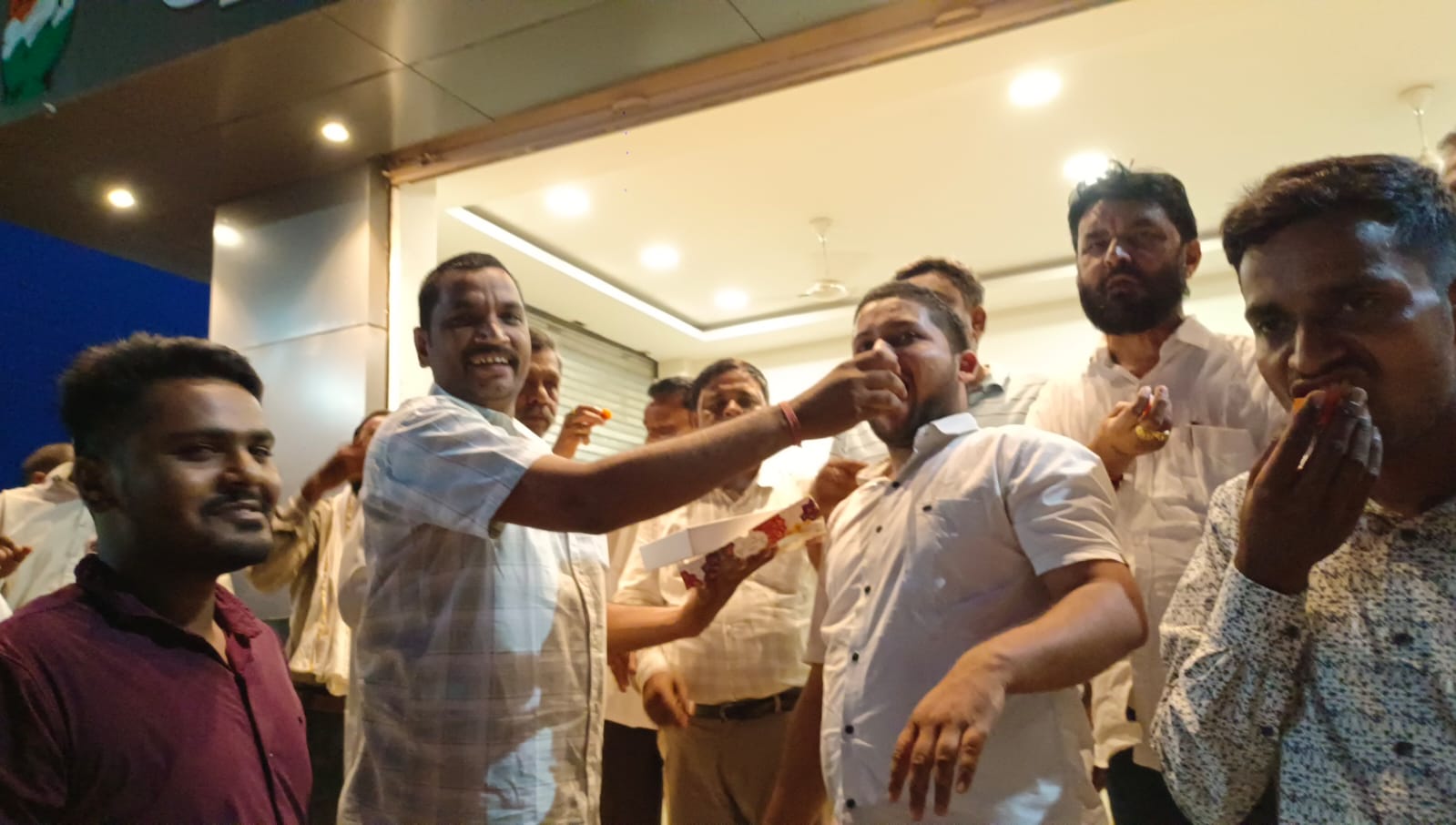 *कवर्धा,राहुल गांधी जी के नेता प्रतिपक्ष बनने पर कार्यकर्ताओं में उत्साह कांग्रेस भवन कवर्धा में कार्यकर्ताओं ने की आतिशबाजी, दुखहरण सिंह ठाकुर की रिपोर्ट*
