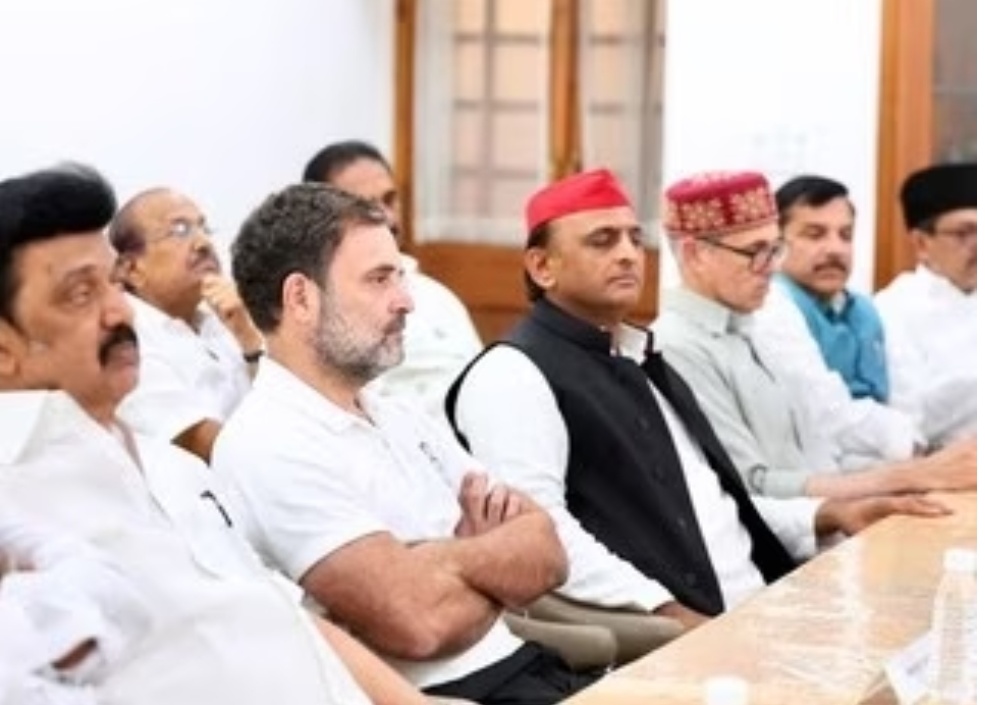 *नयी दिल्ली,इंडिया गठबंधन ने विपक्ष में बैठने का लिया फैसला,सियासत दर्पण न्यूज़ रिपोर्ट*