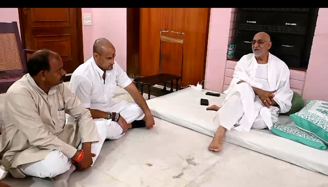 *सरगुजा पैलेस पहुँच कर वरिष्ठ कोंग्रेसी नेता माननीय टी एस सिंहदेव जी से मुलाक़ात कर सरगुजा राज परिवार के दुःख में शामिल हुये विकास उपाध्याय.*