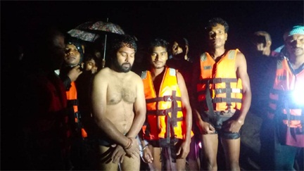 *चित्रकोट जलप्रपात में फंसे तीन लोगों को रेस्क्यू टीम ने बचाया*