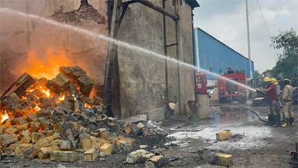 *शिवम हाईटेक में लगी भीषण आग*