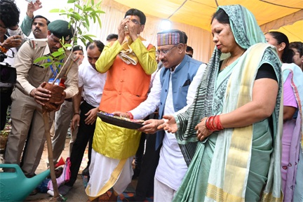 *घर से गोबर लाकर लिपाई करते थे स्कूल की, छत की मरम्मत गांव वाले करते थे, अपने स्कूल पहुंचकर पुराने दिनों को याद किया मुख्यमंत्री ने,कहा शिक्षा से बहुत कुछ बदलता है*