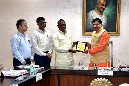 *मुख्यमंत्री डॉ. यादव को भेंट किया हॉर्टिकल्चर और फूड प्रोसेसिंग का पुरस्कार*