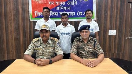 *दंतेवाड़ा में दो इनामी सहित तीन नक्‍सलियों ने किया सरेंडर*