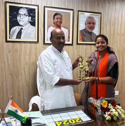 *केंद्रीय मंत्री डॉ. वीरेन्द्र कुमार खटीक से मंत्री श्रीमती लक्ष्मी राजवाड़े ने की सौजन्य मुलाकात*