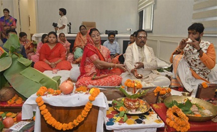 *विधि-विधान से पूजा-अर्चना कर कृषि मंत्री ने नवा रायपुर के शासकीय आवास एम-5 में किया गृह प्रवेश*