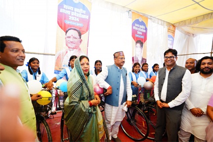 *रायपुर,राज्य स्तरीय शाला प्रवेश उत्सव : जब मुख्यमंत्री से मिली साइकिल तो छात्राओं ने सामूहिक रूप से घंटी बजाकर जताया उत्साह*