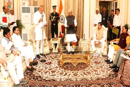 *राज्यपाल श्री पटेल ने नव नियुक्त मंत्री श्री रामनिवास रावत को शपथ दिलाई*