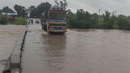 *भारी बारिश से नदी–नाले उफान पर*