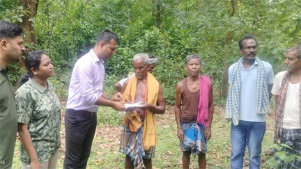 *जंगल गई महिला को हाथियों ने कुचल कर मारा, ग्रामीण ने भाग कर बचाई जान*