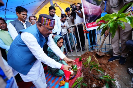 *एक पेड़ मां के नाम : माँ के सम्मान में रुद्राक्ष का पौधा रोपा मुख्यमंत्री साय ने*