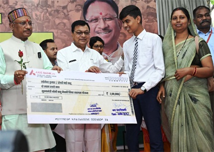 *रायपुर,मुख्यमंत्री ने पंजीकृत निर्माण श्रमिकों के मेधावी बच्चों को प्रोत्साहन राशि और स्कूटी खरीदने के लिए चेक वितरित किए*