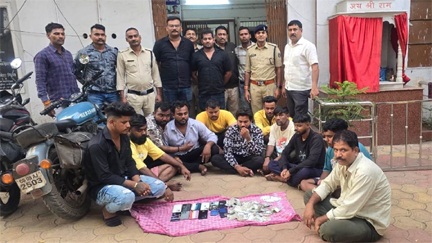 *मोबाइल दुकान के ऊपर चल रहा था जुआ,10 गिरफ्तार*