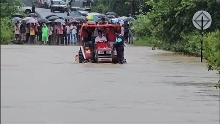 *पानी में फंसे विधायक विक्रम मंडावी, खुद ट्रैक्‍टर चलाकर की सड़क पार*