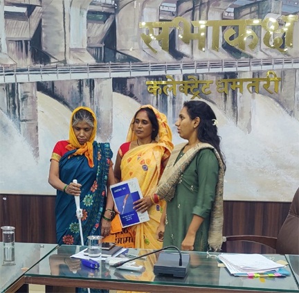 *कलेक्टर की त्वरित कार्यवाही से दिव्यांग  हेमबाई साहू को मिली स्मार्ट श्वेत छड़ी*