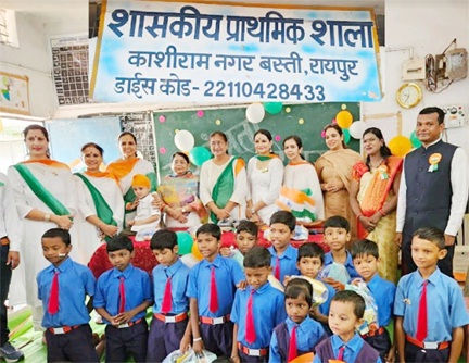 *पंजाबी वूमेन वेलफेयर सोसाइटी ने स्वतंत्रता दिवस के अवसर पर कांशीराम नगर में मिठाइयां, स्टेशनरी, वाटर बाटल बांटे*