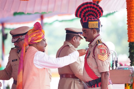 *मुख्यमंत्री ने स्वतंत्रता दिवस के अवसर पर 46 पुलिस अधिकारियों एवं जवानों को पुलिस पदकों से किया सम्मानित*
