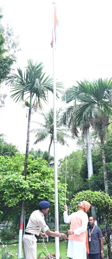 *रायपुर,मुख्यमंत्री श्री विष्णु देव साय ने स्वतंत्रता दिवस पर अपने निवास में किया ध्वजारोहण*