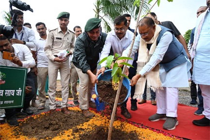 *मुख्यमंत्री ने आम का पौधा रोपकर बस्तर ज़िले में की एक पेड़ माँ के नाम महावृक्षारोपण अभियान की शुरुआत*