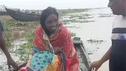 *उफनते हुए महानदी में जंजीर से बंधी महिला को मछुआरों ने सुरक्षित बचाया हैं*