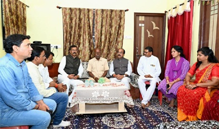 *उप मुख्यमंत्री अरुण साव पहुंचे शहीद भरत साहू के घर, परिजनों से मिलकर बंधाया ढांढस*